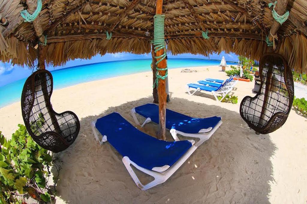 Rollezz Villas Beach Resort Old Bight Exteriör bild